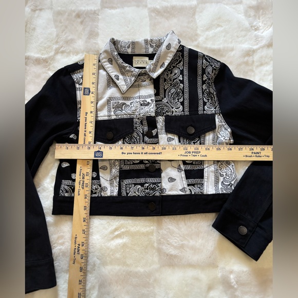 Alice + Olivia Paisley printed Cropped Denim Jacket - Picture 6 of 9